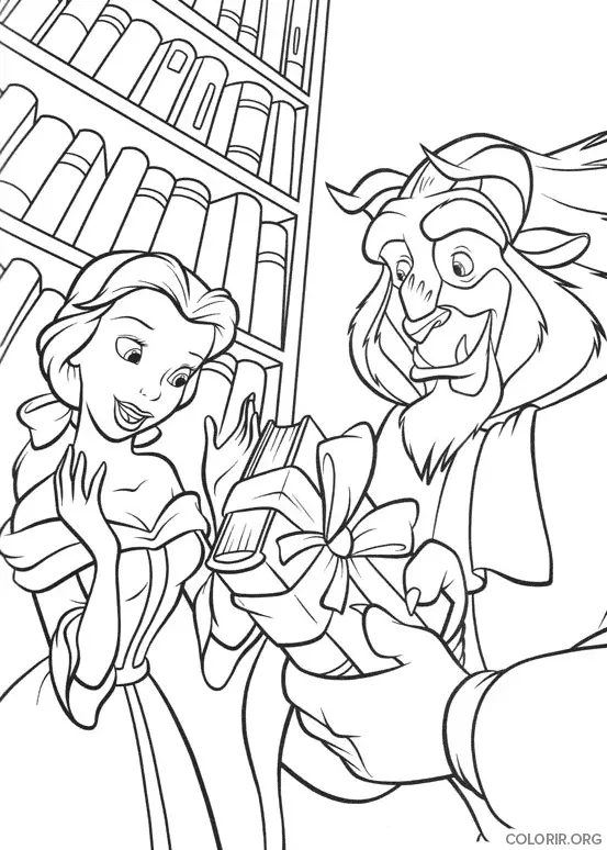 Bela ganhando Um Livro de Presente